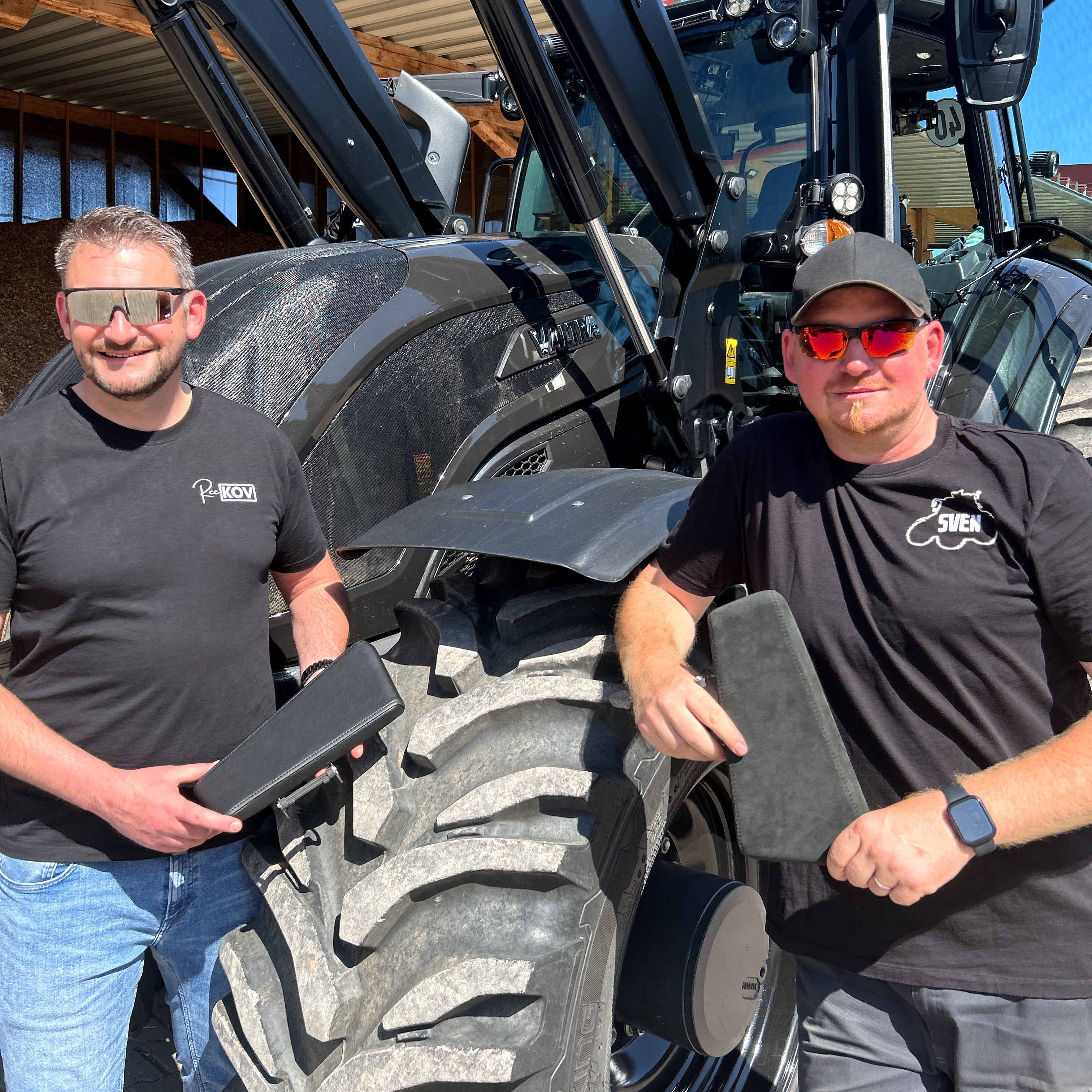 Valtra Armlehnen mit zwei Personen vor einem Traktor